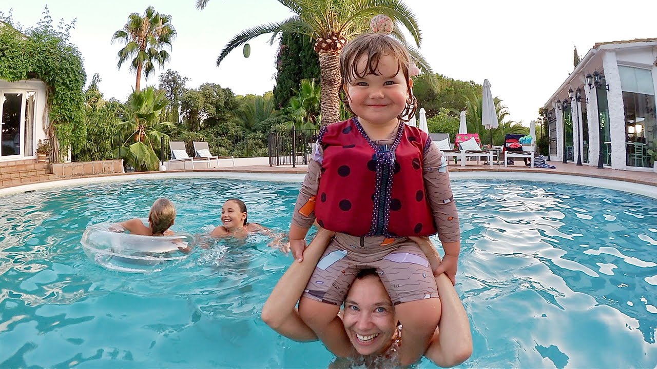 Familjen reser till Spanien! Roadtrip VLOGG