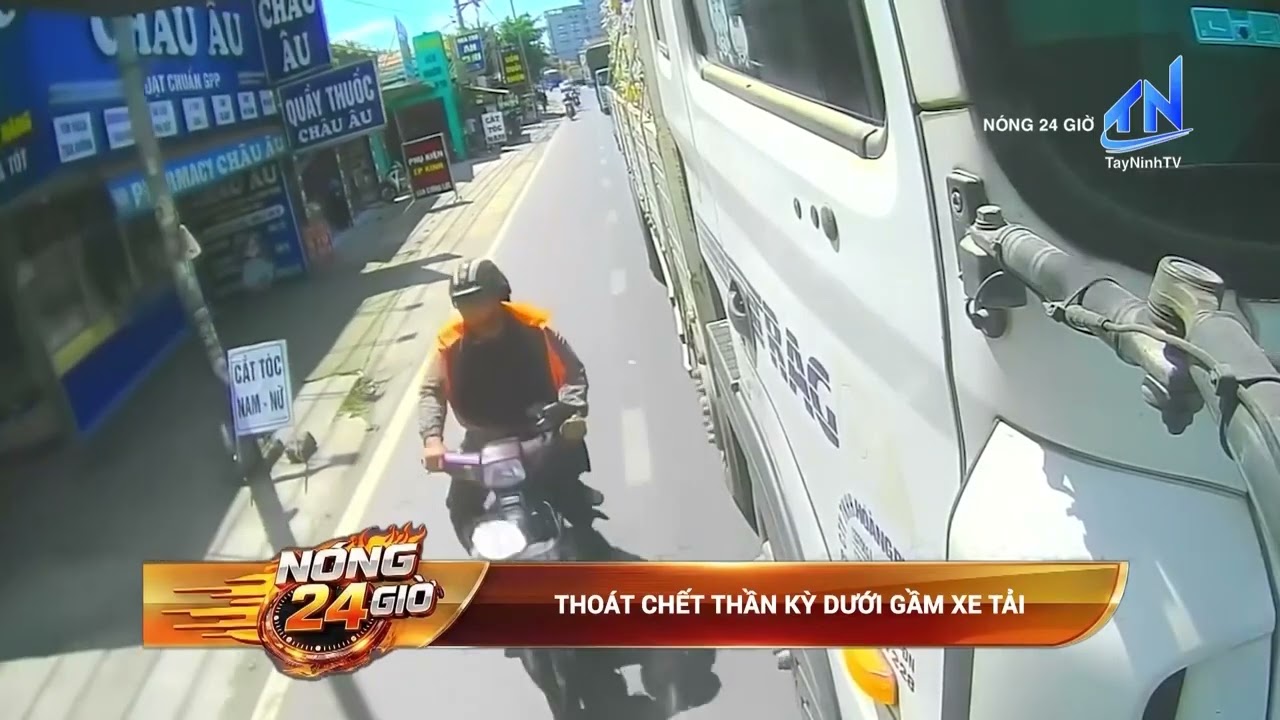 Thoát chết thần kỳ dưới gầm xe tải | TayNinhTV