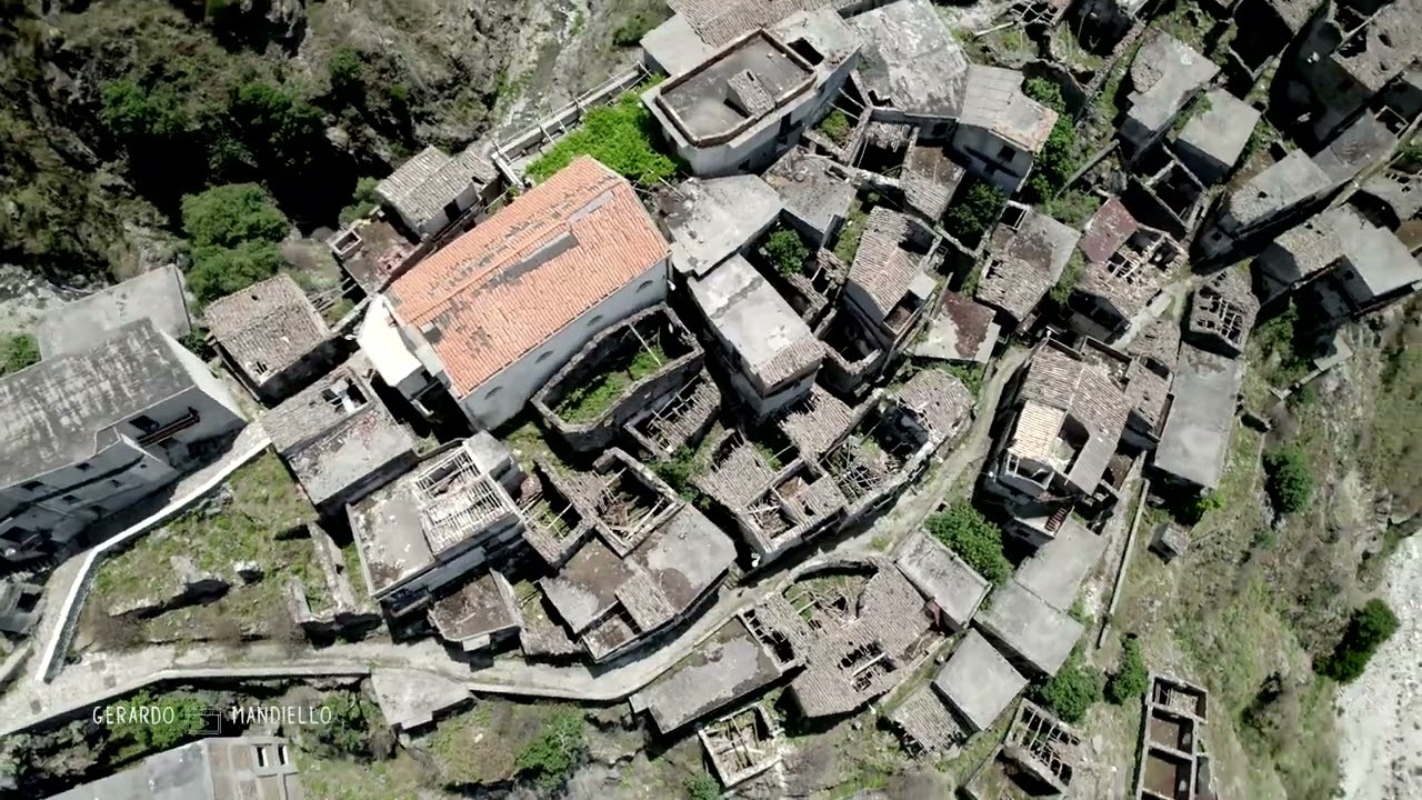 “Calabria fantasma: Pentedattilo, Roghudi e Gallicianò”