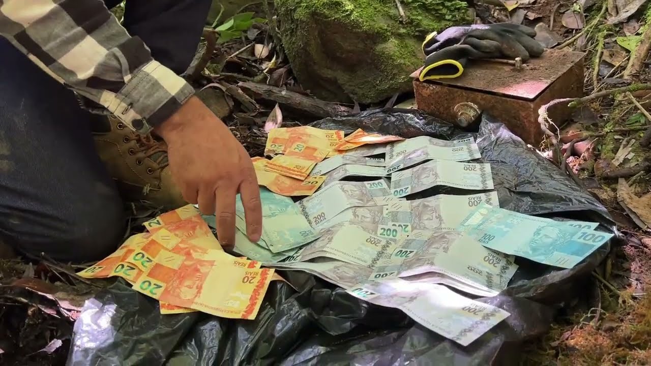 CACHORRO FAREJOU UM COFRE ESCONDIDO NA PAREDE DE CASA ABANDONADA, CHEIO DE DIAMANTES E DINHEIRO