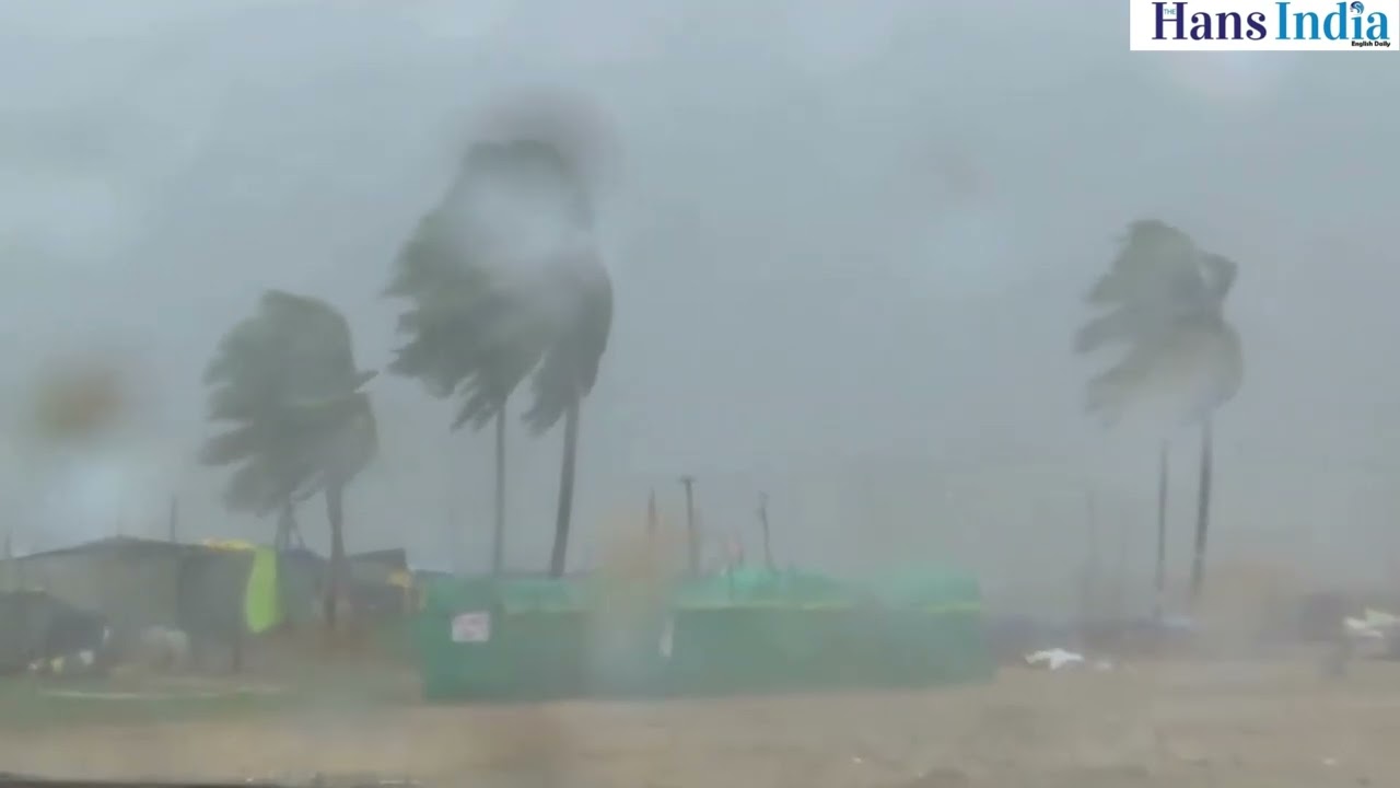 Bapatla (Andhra Pradesh): Cyclone &lsquo;Michaung&rsquo;, moderate rain & gusty winds hit the city