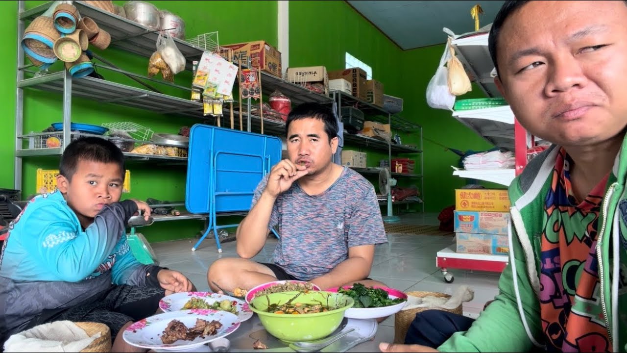 นั่งกินข้าว สามพ่อลูก มีแต่แนวเค็มๆ😅😅โอ้ย…