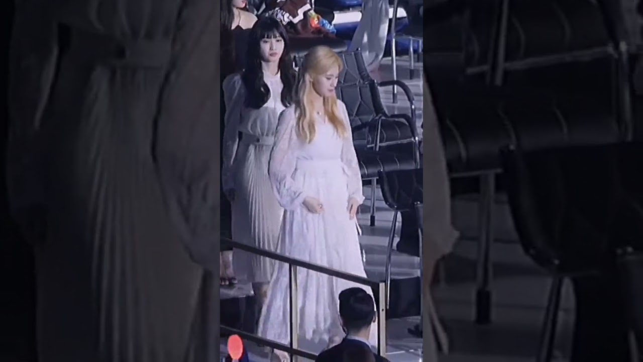 Jungkook staring at Sana for several seconds😯😳🙊