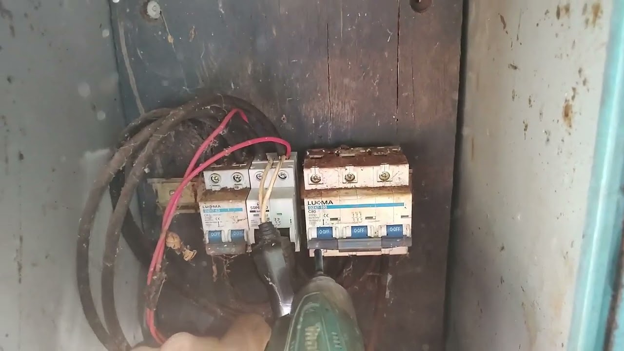 Como trocar disjuntor geral no padrão de entrada da casa.