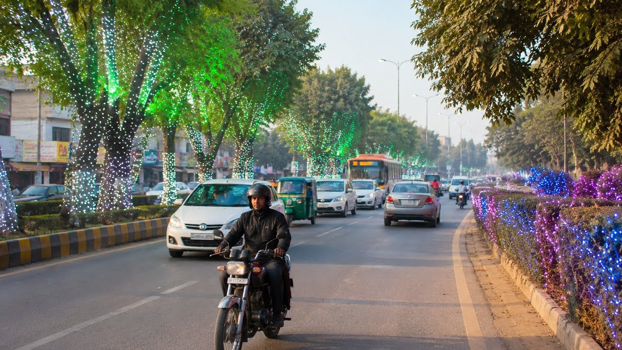 Jhelum&rsquo;s Lightened Streets at Foggy Night | Night Walk in Jhelum City