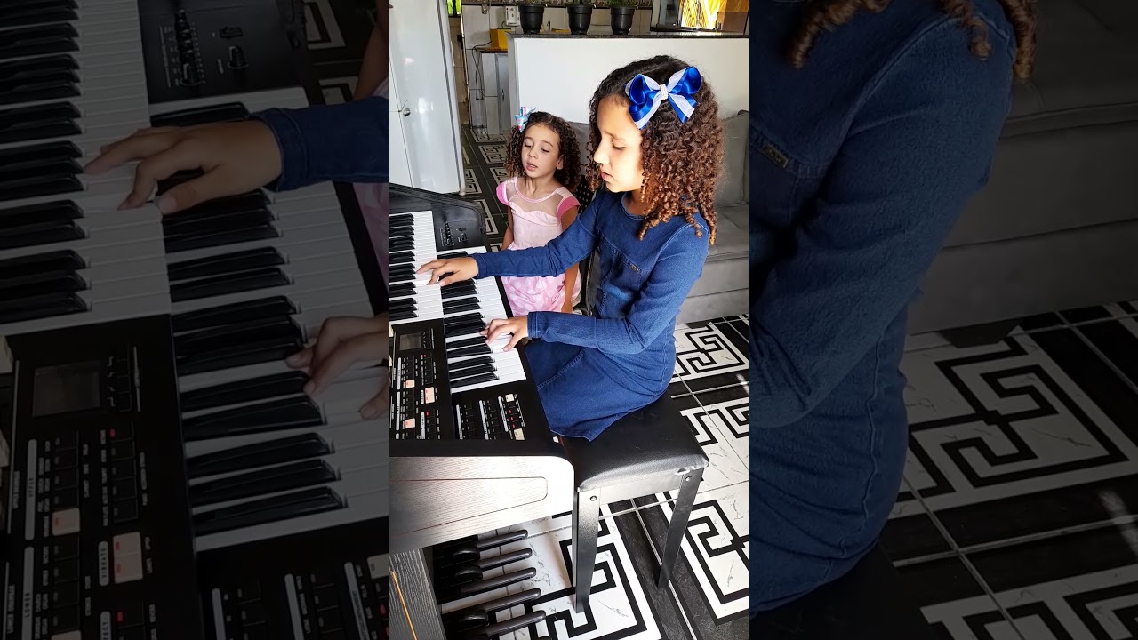 Emily e Isabelly tocando orgao e cantando hino ccb 473
