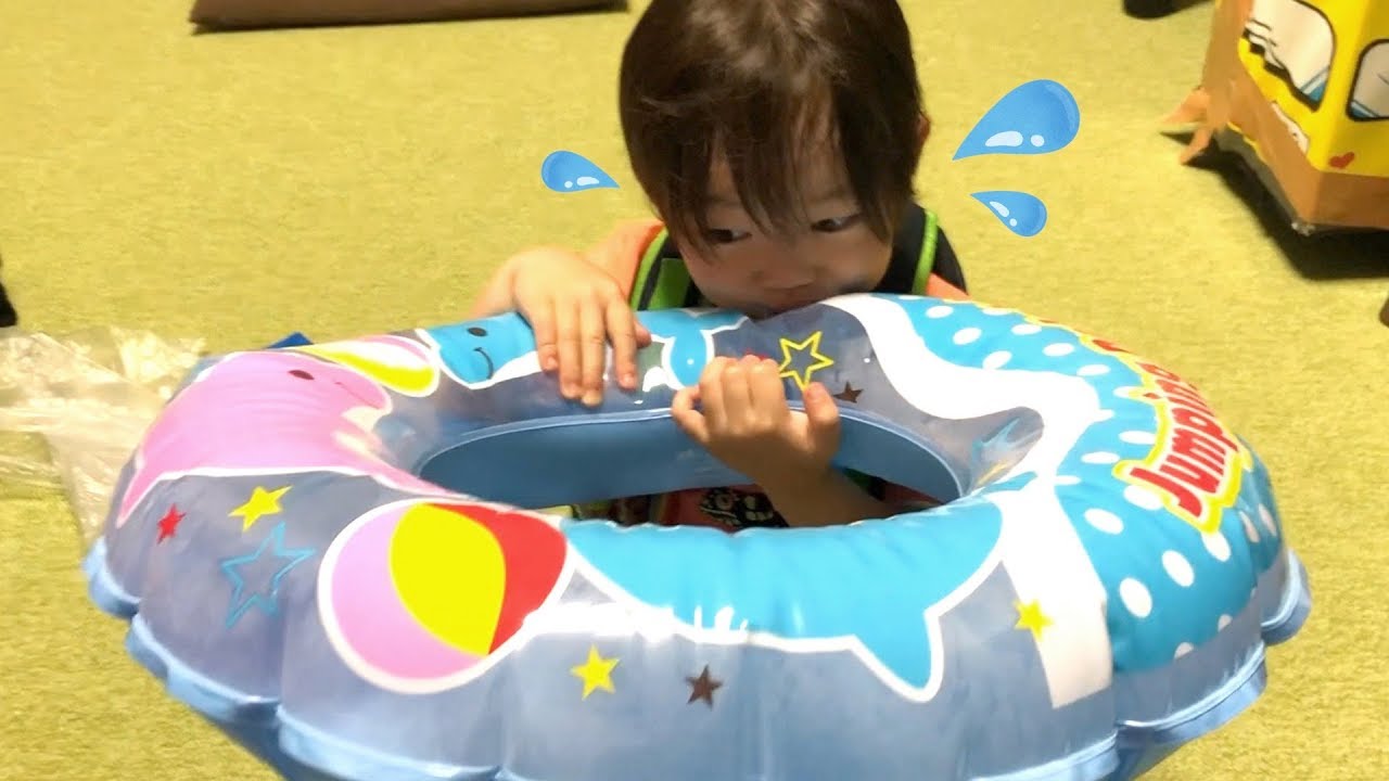 プールが待ち遠しくて自分で浮き輪を膨らます幼稚園児(５歳児)！横で小学生兄は学校の宿題中…