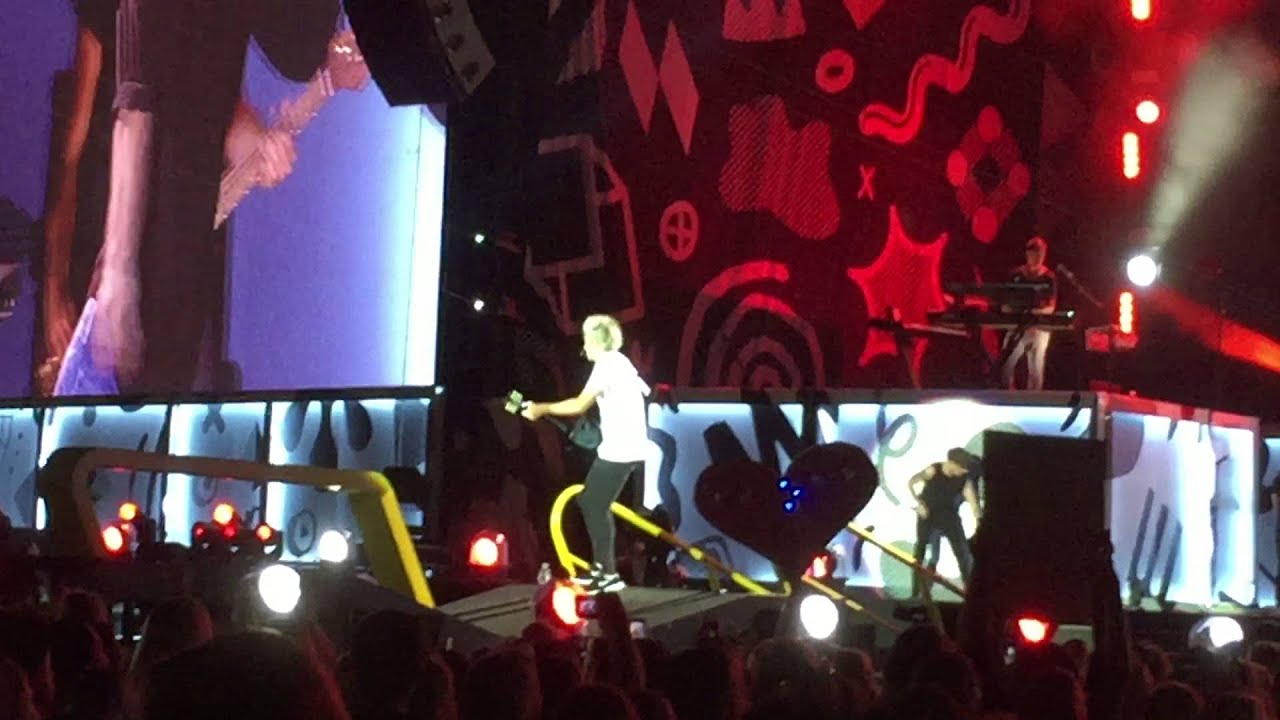 One direction - best song ever lilo water fight Columbus Ohio August 18, 2015