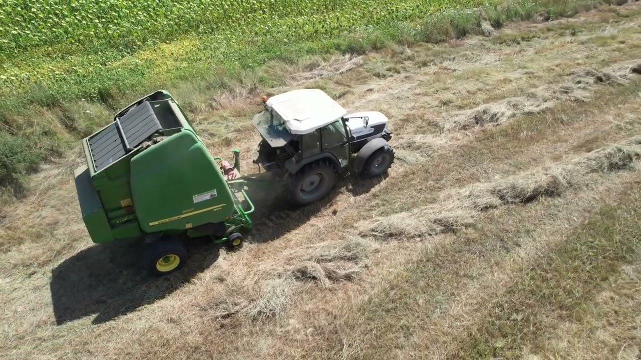 Балиране на 500кг рулонни бали с john deere 864.
