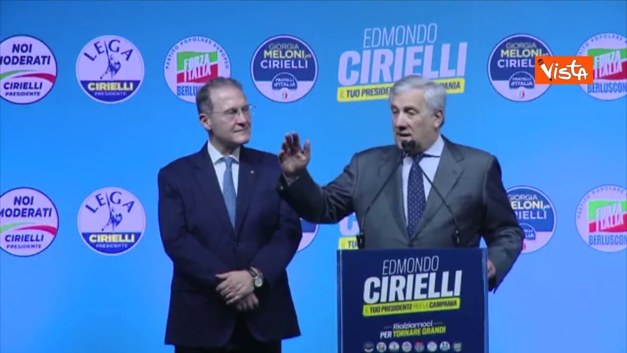 Tajani ricorda Berlusconi a comizio Napoli, la platea grida: 