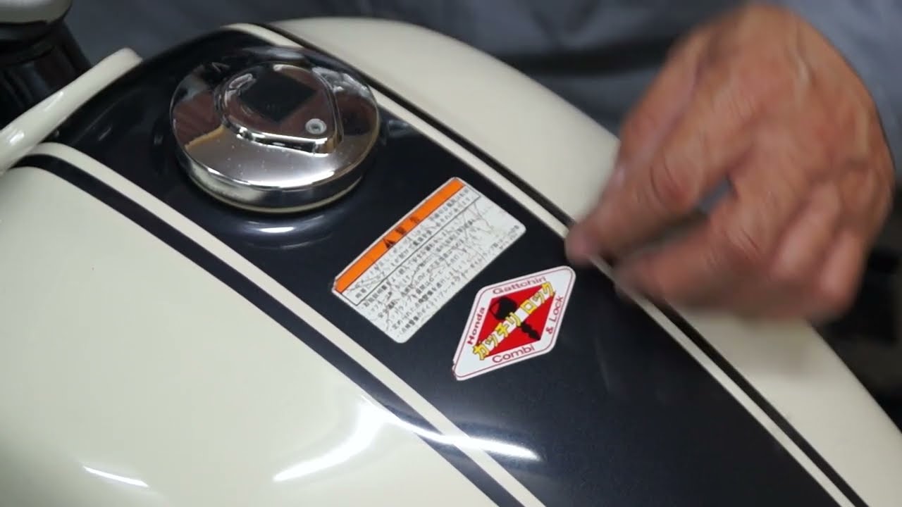 バイクのタンクに貼られたシールが嫌だ！