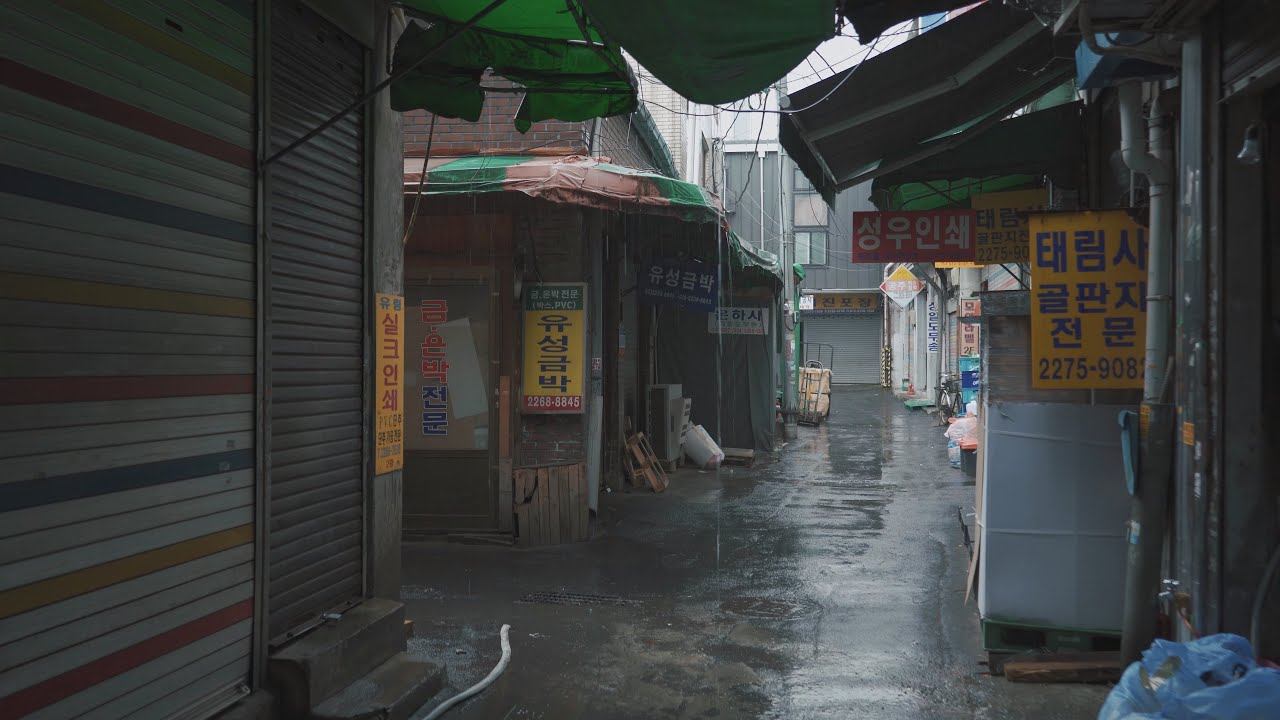 Relaxing Walking in the Gentle Rain in Seoul BackStreet. Binaural Sounds