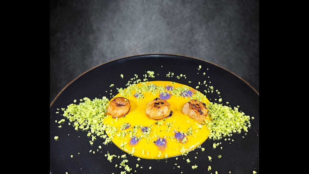 Capesante Dorate su Crema di Zucca con Parmigiano al Basilico