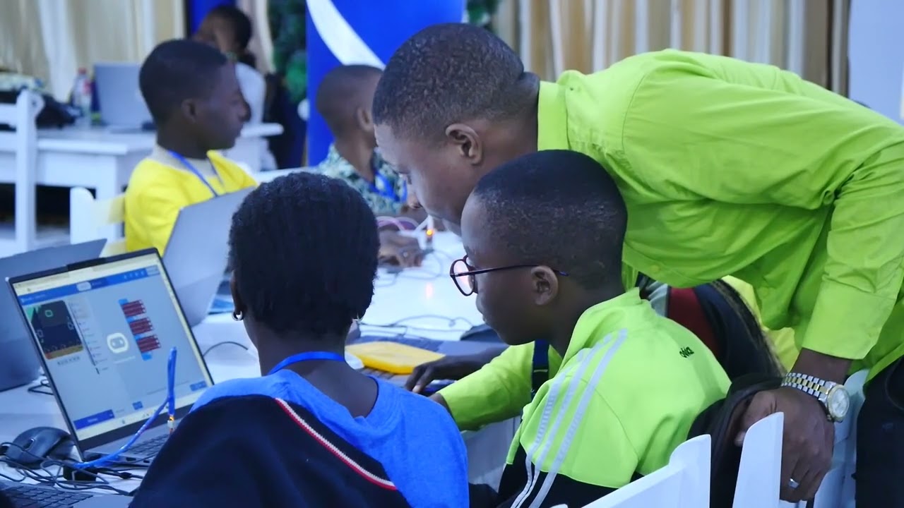EEIA 2024 v JUNIORS - INTERVIEW D'INITIATION A L'ELECTRONIQUE EMBARQUEE AVEC CARMEL DJOHOU