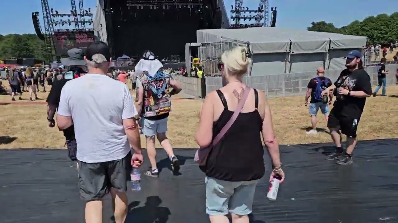 EddFest walk down to the main stage