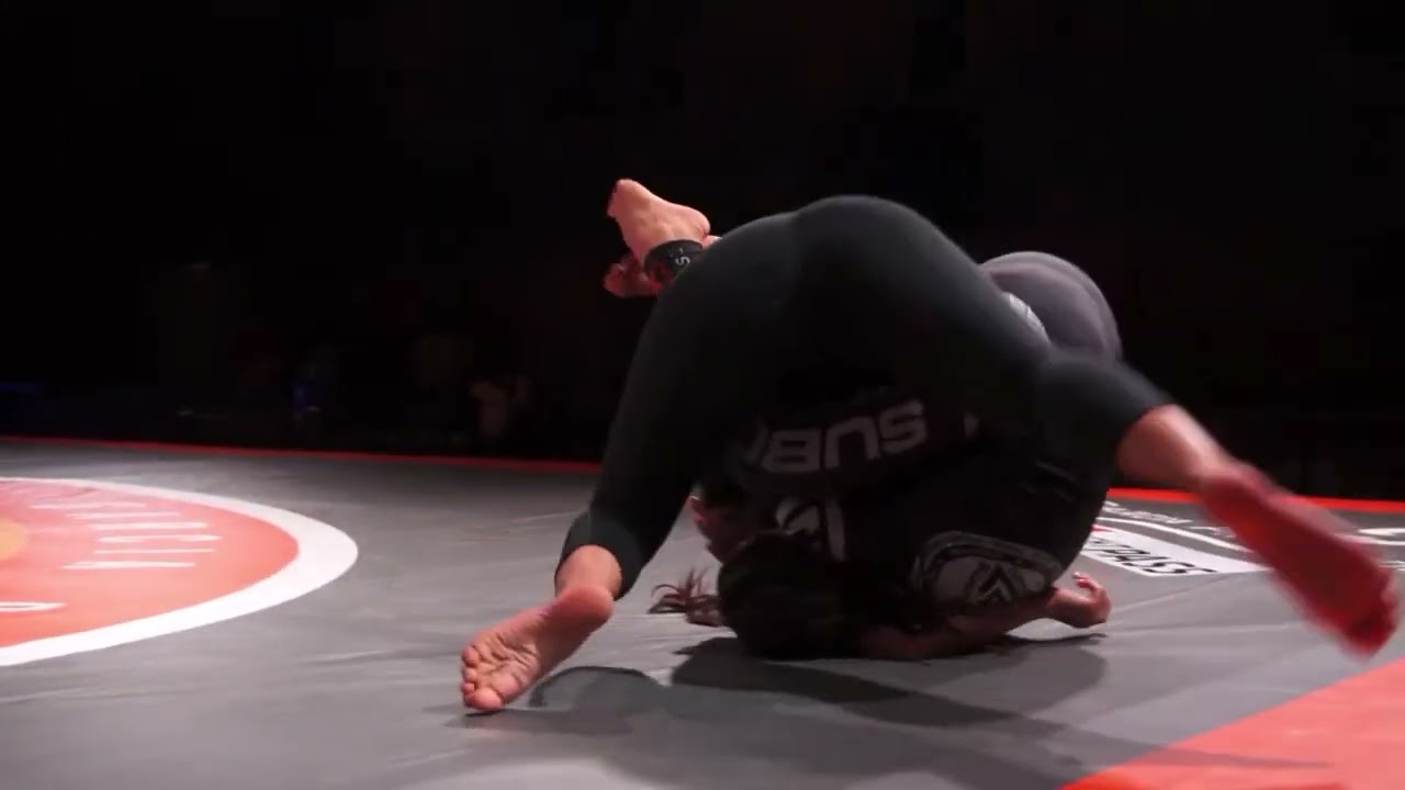 Girl Grapple: Yomyra Tellez beautiful footwork in a difficult position