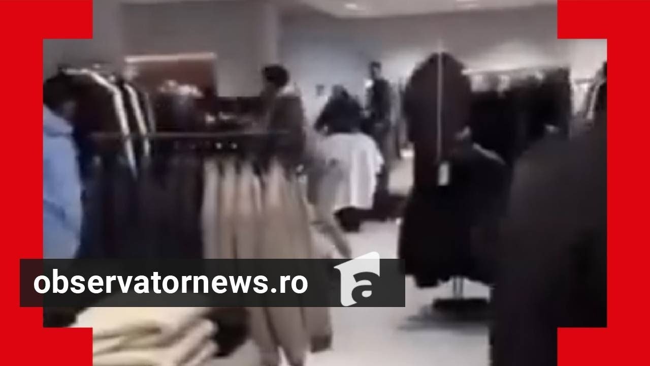 Bătaie pe blugi şi globuri la primele reduceri din an. Amatorii de chilipiruri au umplut magazinele