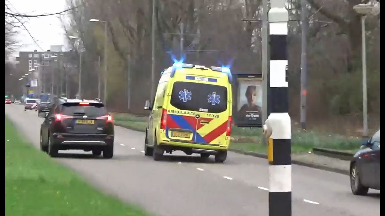 [Ambulance moet uitwijken!] Veel brandweer, politie & ambulances met spoed naar een reanimatie!