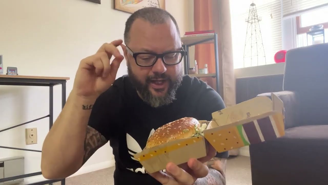 Пробую новый бургер McArch из Макдоналдса. Покупаю напитки в стиле 80-х!