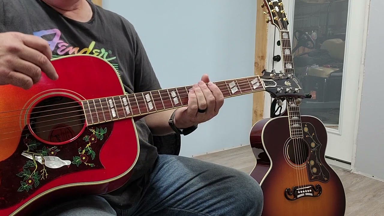 2022 Gibson Dove vs 2023 Gibson SJ-200: Who Wears the Spruce/Maple Combo Better?
