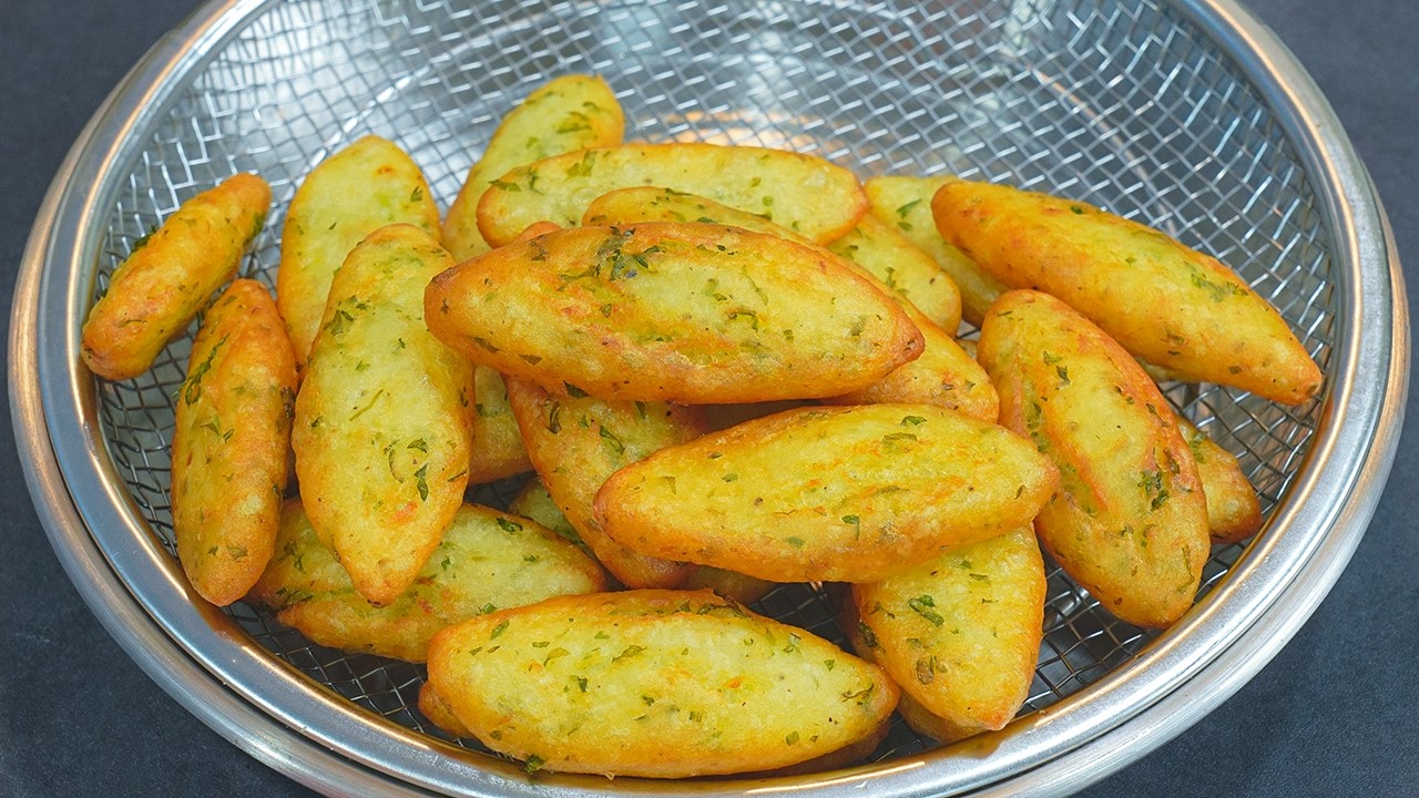 If you have 2 potatoes, make this super tasty potato snack. Easy and so delicious Potato Recipes!