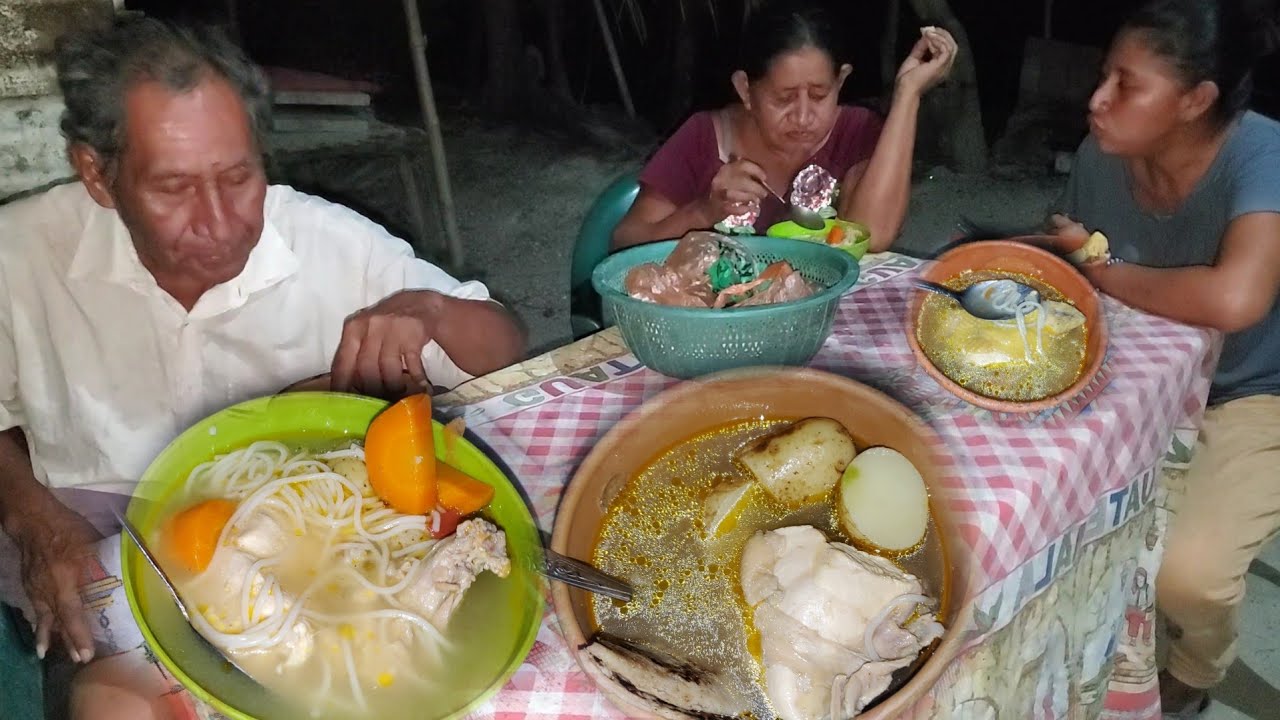 Esto es LA comida favorita de LA familia asi disfrutamos un caldo de pollo🐔 asi senamos😋🤯