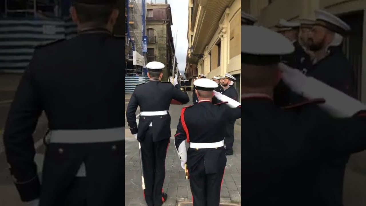 Arriado de bandera en la Comandancia Naval de San Sebastian