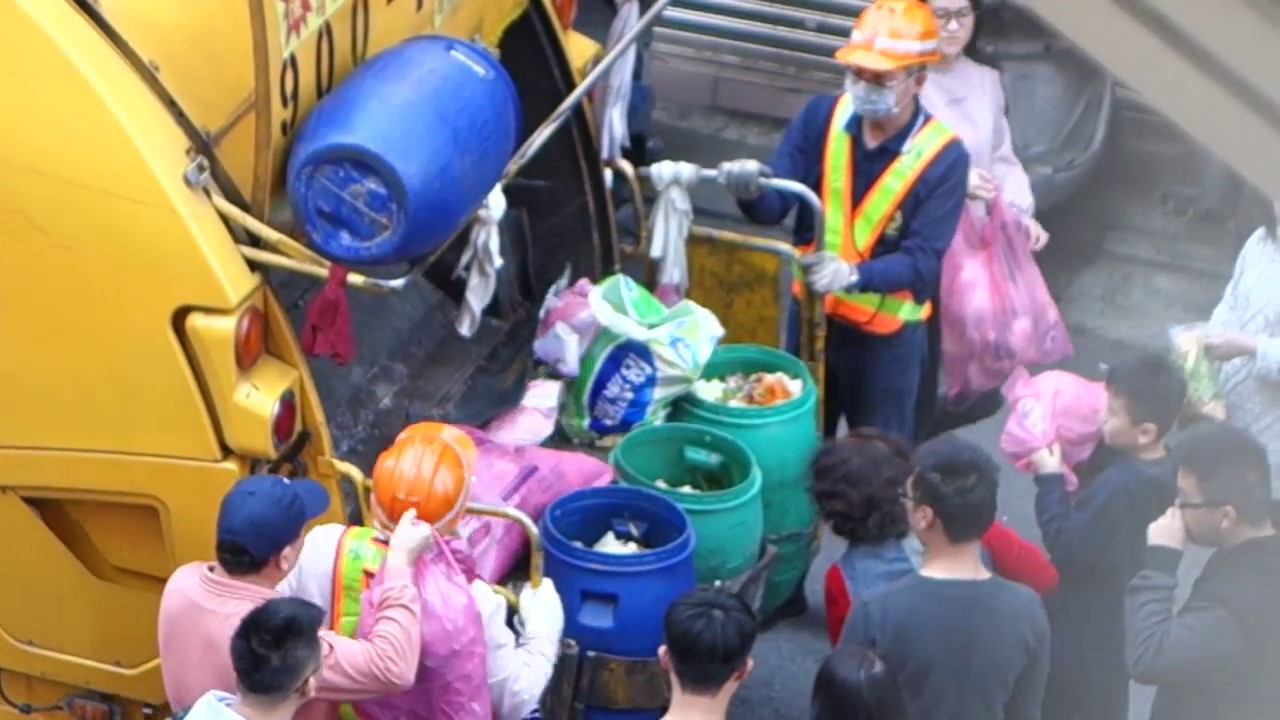 每年過年都會遇到 垃圾大爆增 垃圾車開強力壓縮 一直攪啊攪 · 新北市中和區900-TW (Taiwanゴミ収集車/Garbage Truck)