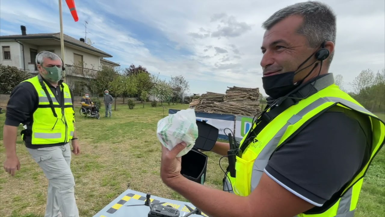 Il drone in volo per consegnare le medicine