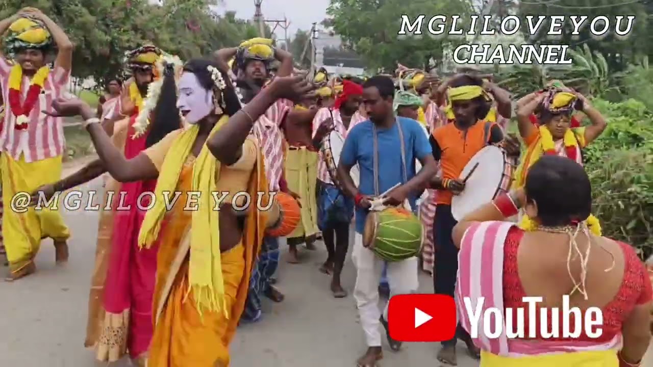 పాదయాత్రలో ఆనందంగా వెళుతున్న శ్రీ చెంచులక్ష్మి అమ్మవారు గుడి దగ్గరికి