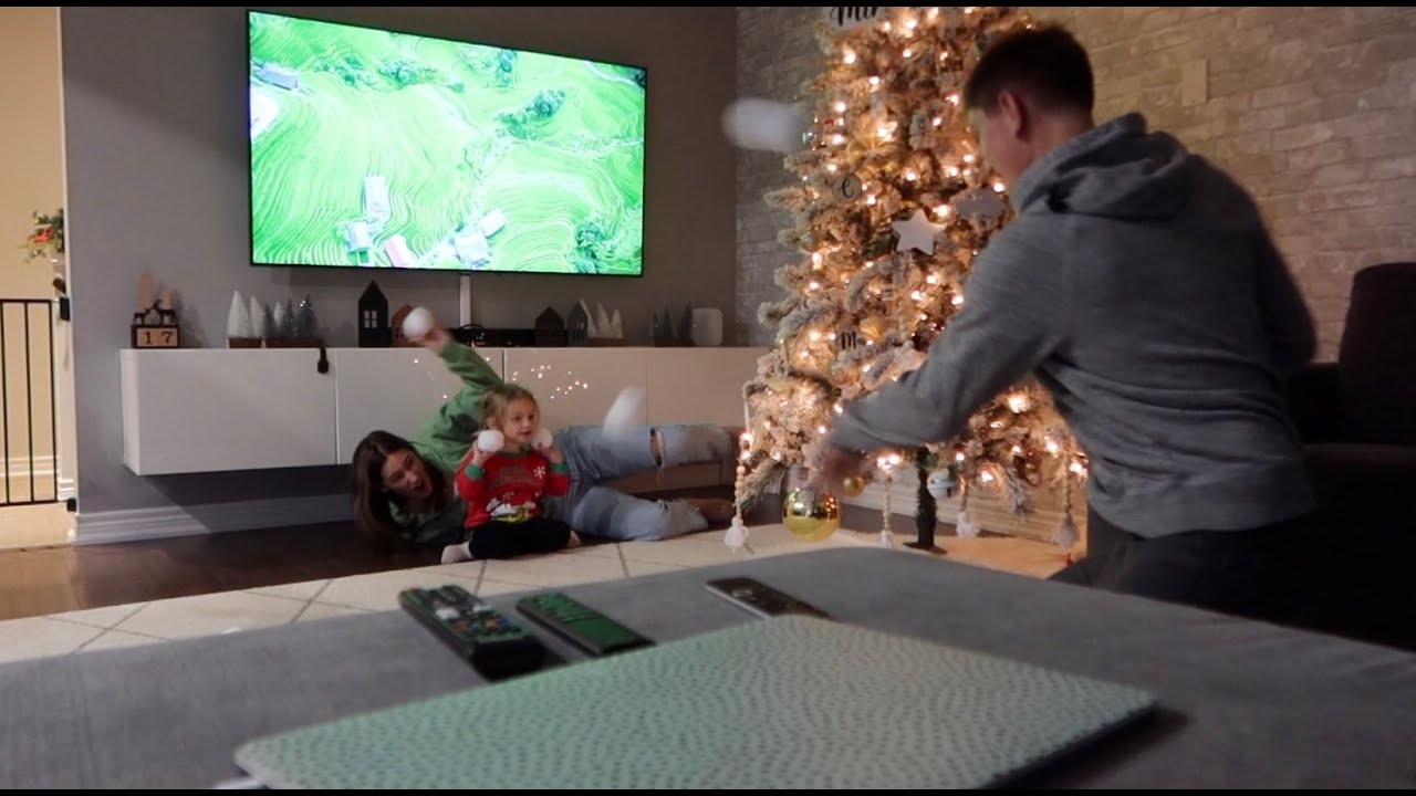 Indoor snowball fight & Christmas crafts (vlogmas day 5)