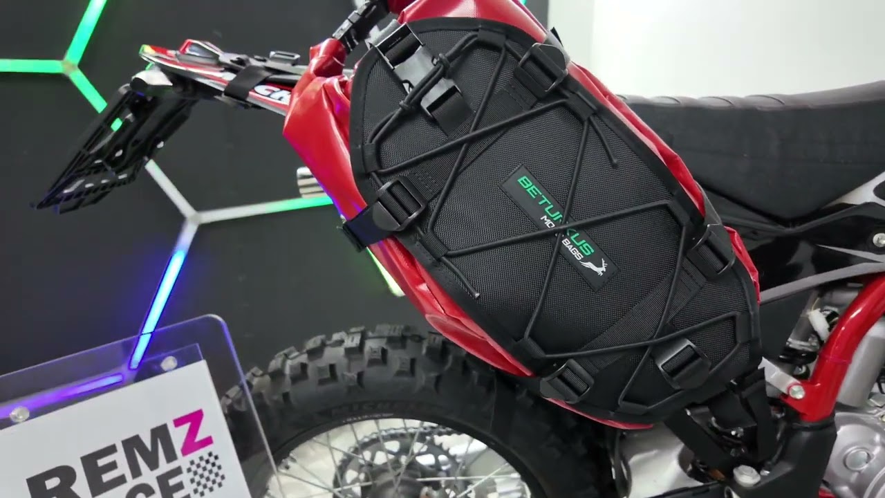 SWM RS 500 Rally i system bagażu Beturkus Moto Bags zaprojektowane Torby 30l i stylizacji RemZ Race.