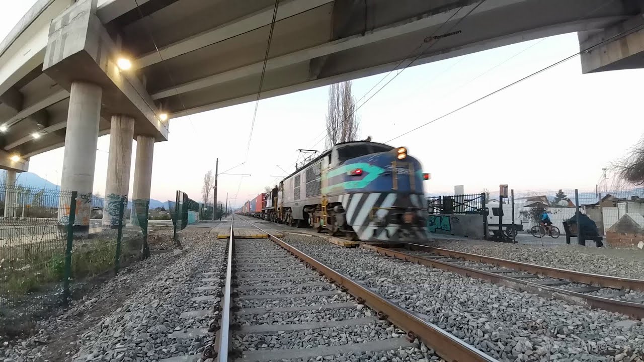 Largos trenes de carga con locomotoras electricas E-3208 y E-3223