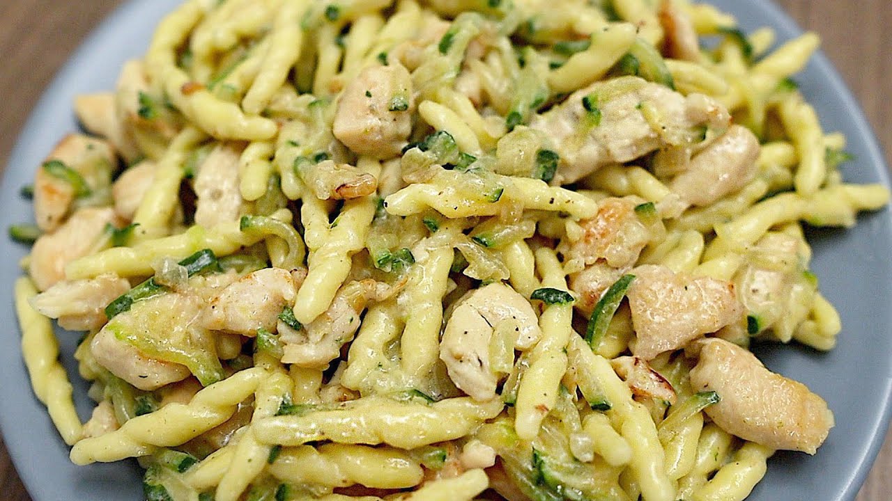 Cremige Nudeln mit Zucchini und Hähnchenbrust. Einfaches und schnelles Abendessen Rezept.