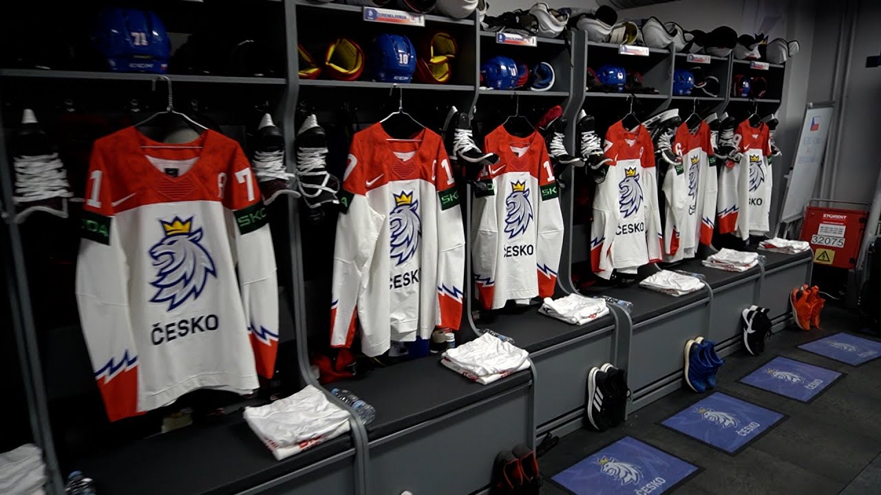 Popelnice ve sprchách, střižba o průvodce. Kabina českého týmu exkluzivně!