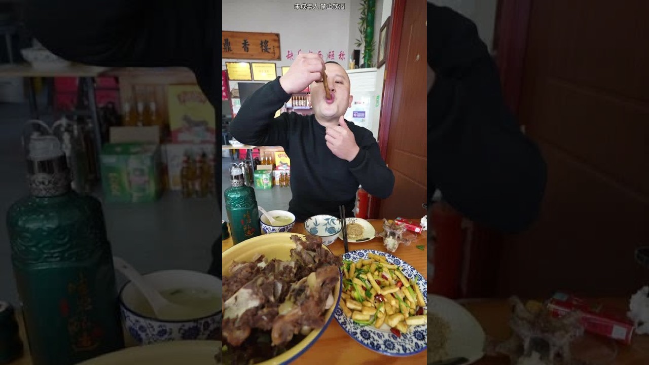 老家乡镇上驴肉馆，整一盆驴骨头喝个早酒，真惬意 #酒蒙子的日常 #迎驾贡酒洞藏9 #迎驾贡酒 #赴一场即食行乐的小家宴