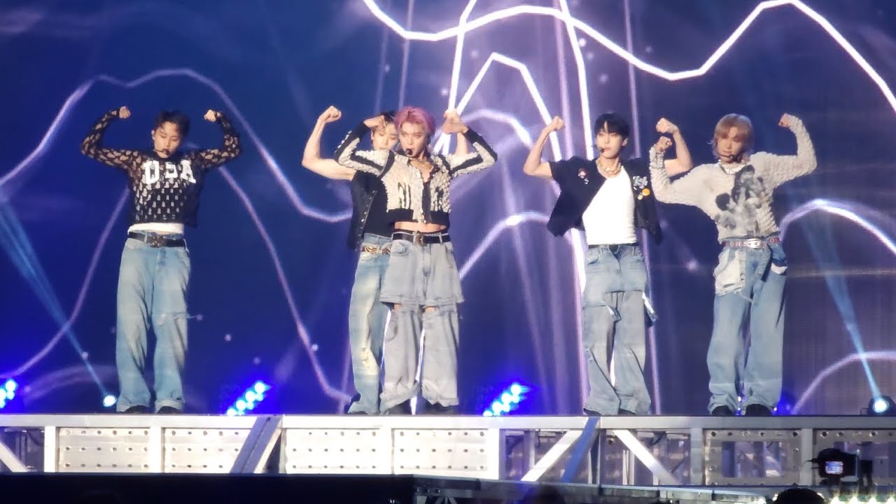 230826 NCT U Baggy Jeans