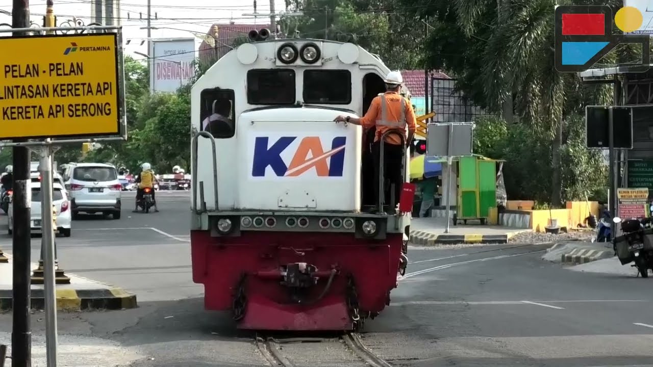 KERETA DI TENGAH KOTA MADIUN