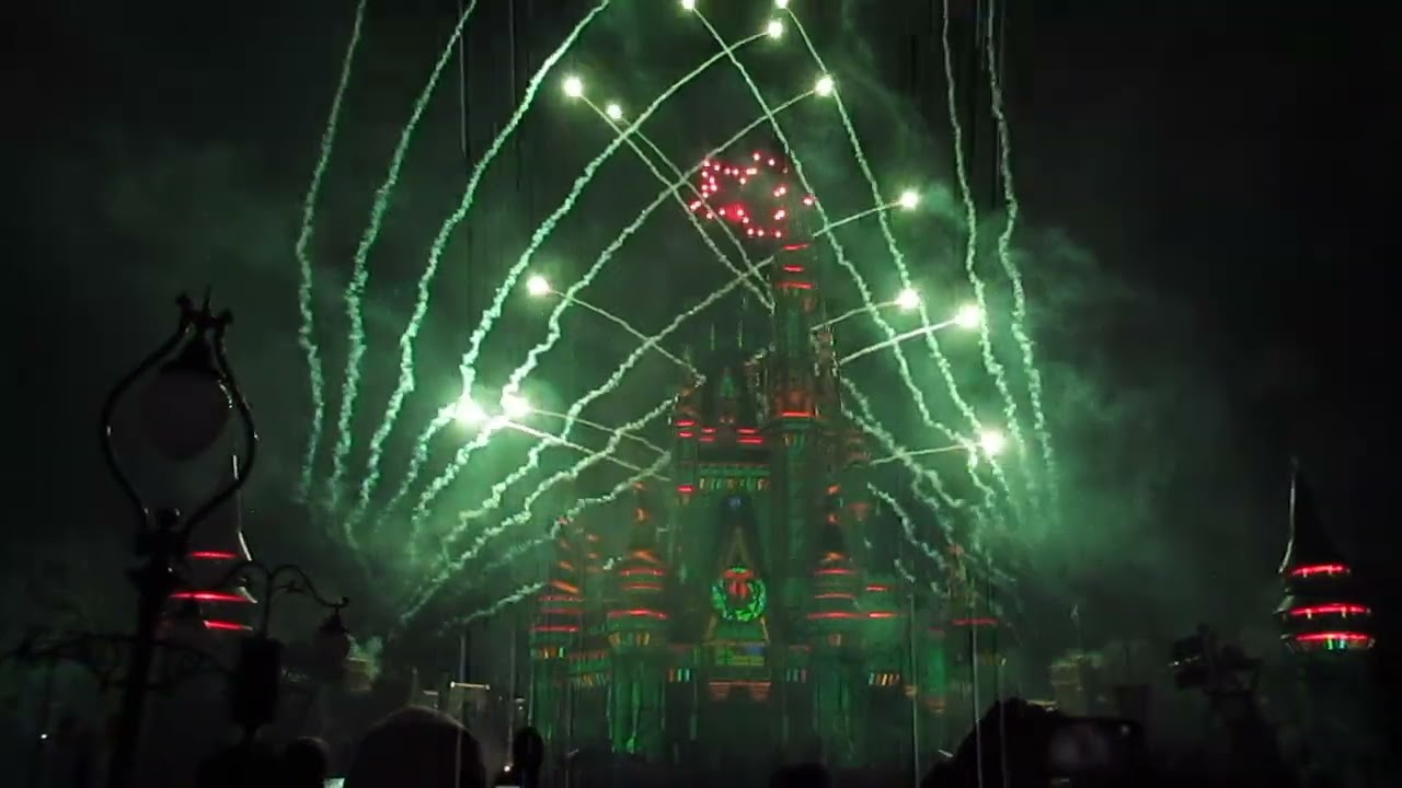 Minnie’s Wonderful Christmastime Fireworks Show at Cinderella Castle 灰姑娘城堡, 米妮精彩的聖誕煙花表演