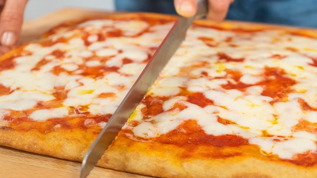 PIZZA IN TEGLIA ROMANA: La vera ricetta fatta in casa ad alta idratazione, come farla croccante