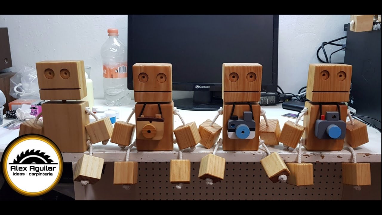 Robots de madera y cordon, en serie