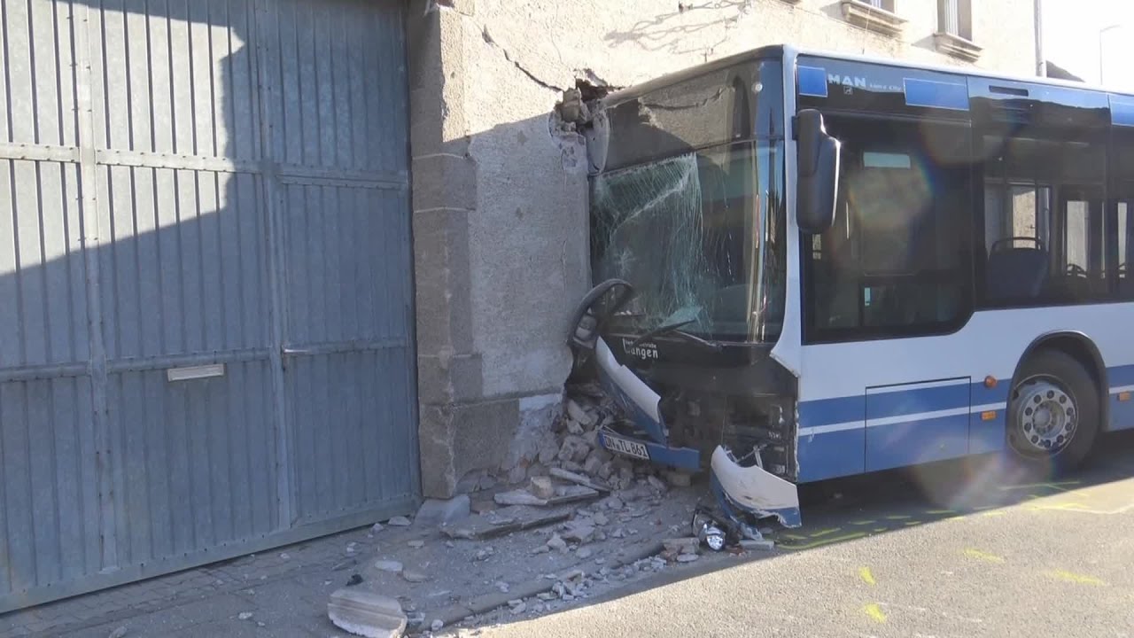 Bus in Wohnhaus - 3 Verletzte - Haus einsturzgefährdet in Elsdorf-Heppendorf am 21.01.17 + O-Töne