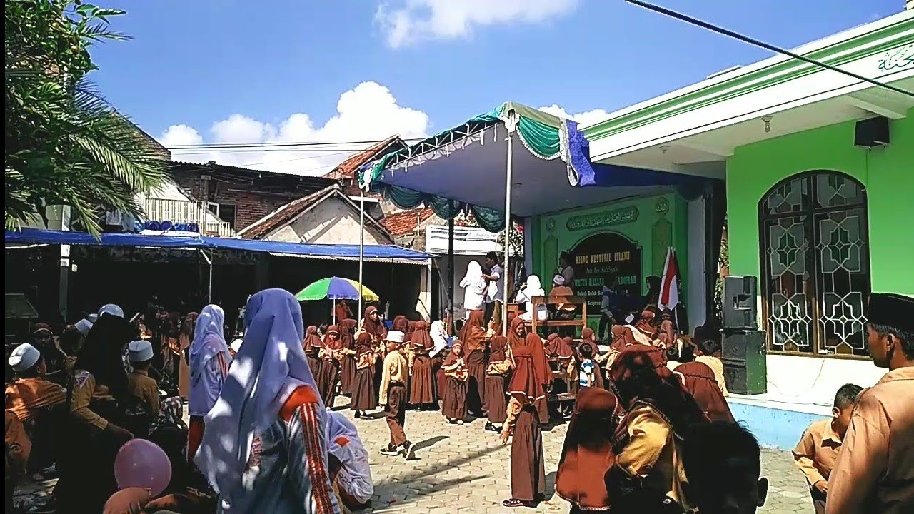 Aktivitas santri menjelang hari haflah ponpes Uswatun Hasanah Alkaromah Surabaya