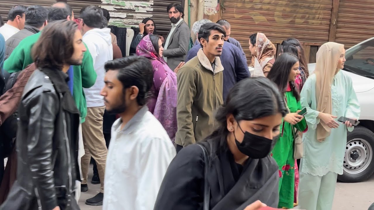 Lahore 🇵🇰 Valentine’s Day Walk | Lively Streets & Real City Energy 4K