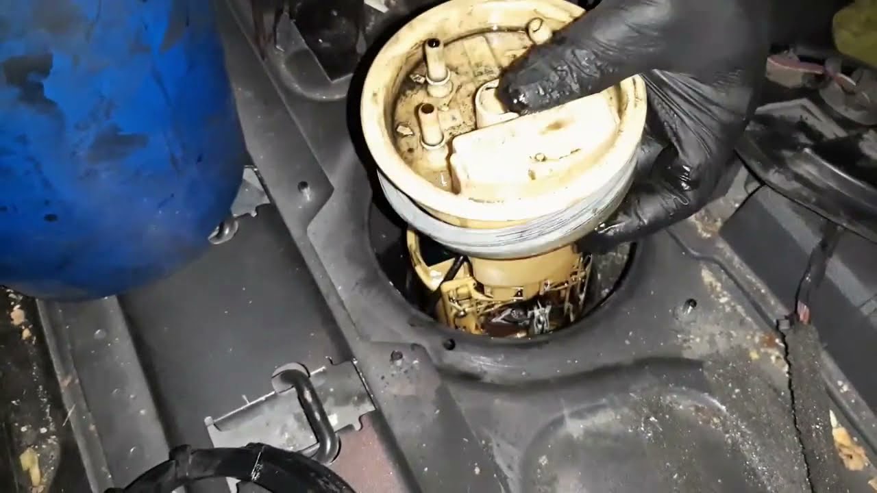 СНЯТИЕ ДАТЧИКА НАСОСА ТОПЛИВНОГО БАКА, ДВИГАТЕЛЬ VOLKSWAGEN TOURAN 2 0TDI BKD
