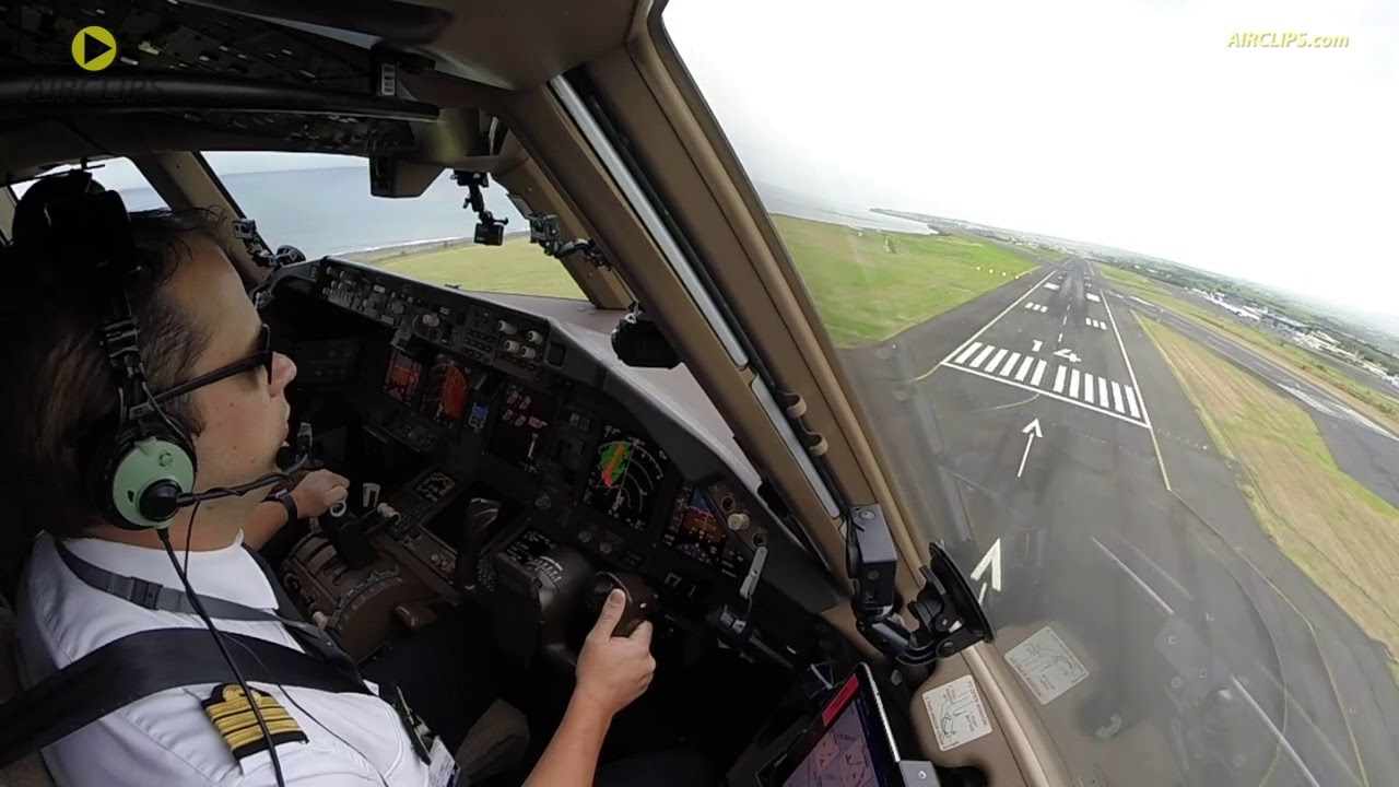 B777-300ER fully packed into La Reunion Paradise with Pilot Nicolas!  [AirClips]