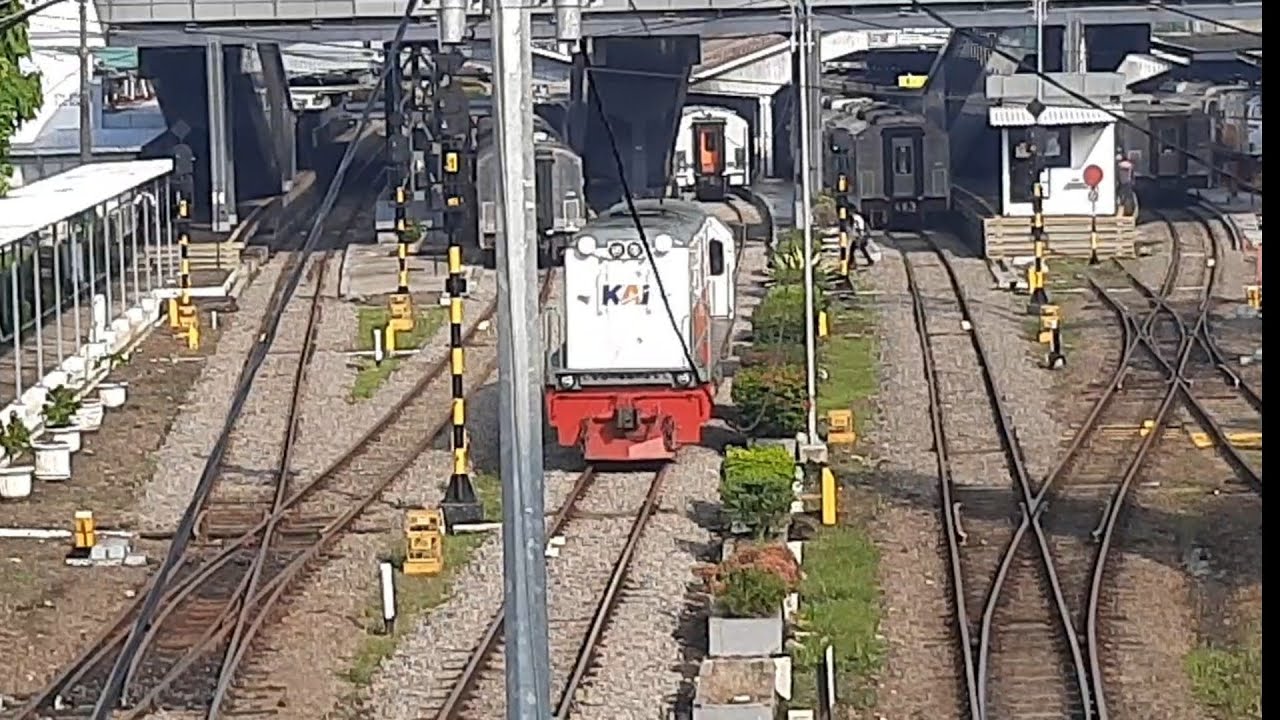 Hunting beberapa kereta di pagi hari di jpo stasiun bandung. #stasiunbandung #huntingkeretaapi #kai