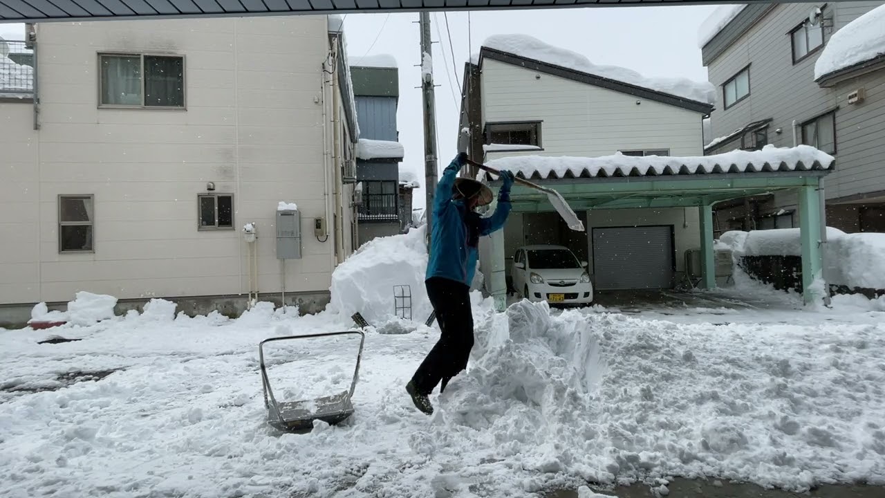 令和5年1月29日　ベランダの屋根に溜まった雪を下ろします！3/3　その雪の片付け。