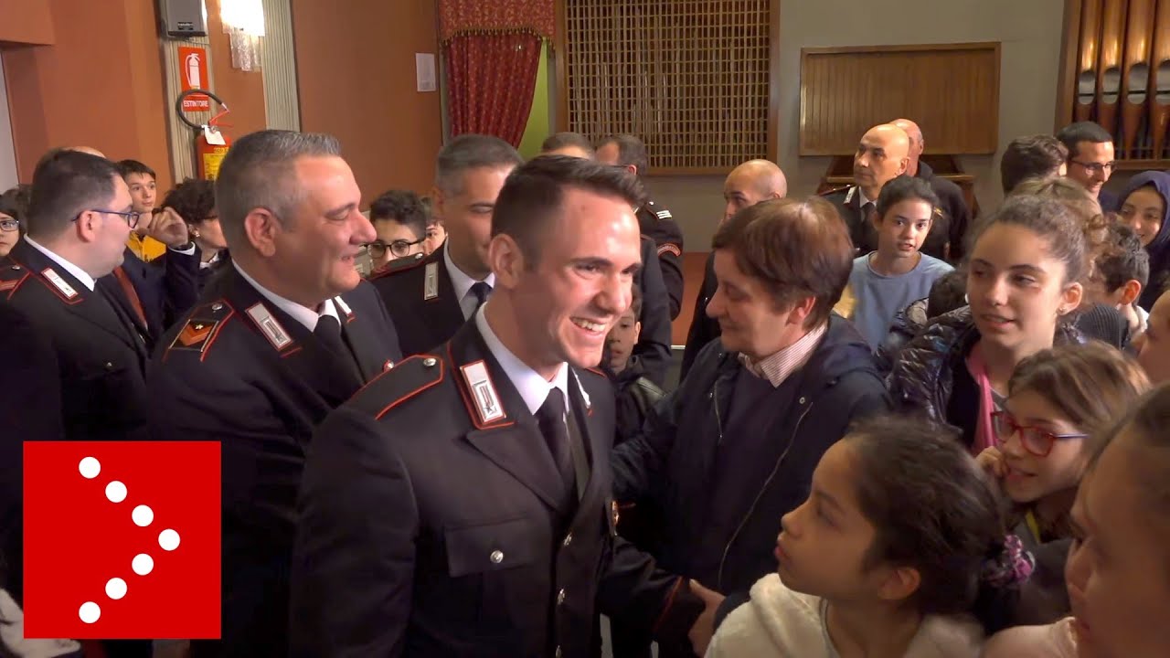 L'abbraccio tra i carabinieri e gli studenti salvati dal bus dirottato