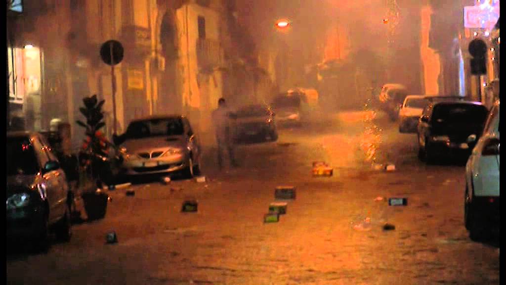 Napoli - Capodanno - Primi botti nel centro -live- (31.12.13)